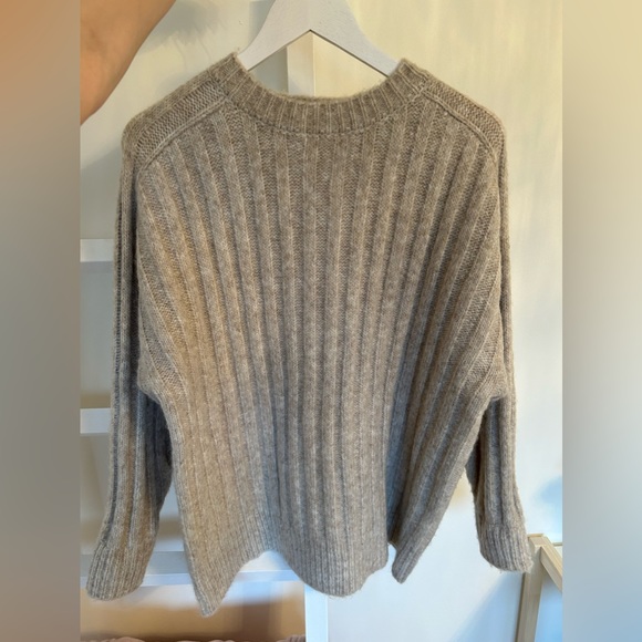 Beige oversized Zara sweater. Size small - Picture 2 of 4